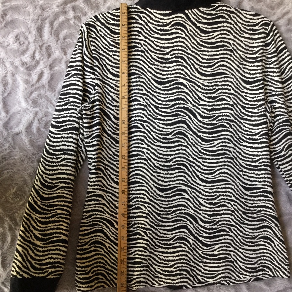 J McLaughlin Black/Cream Print Top - Picture 6 of 8